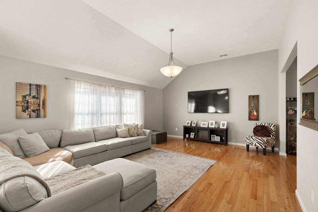 Interior, Living room, Pendant Lights, Wood Texture Flooring