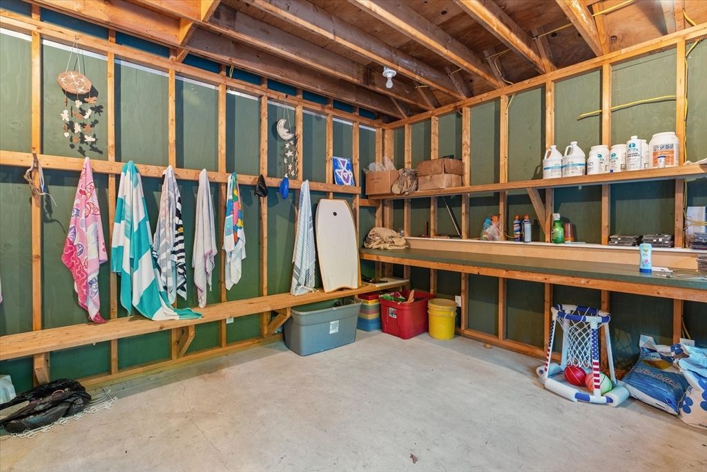 Empty room, Interior, Wooden Beams, Wooden Ceilings