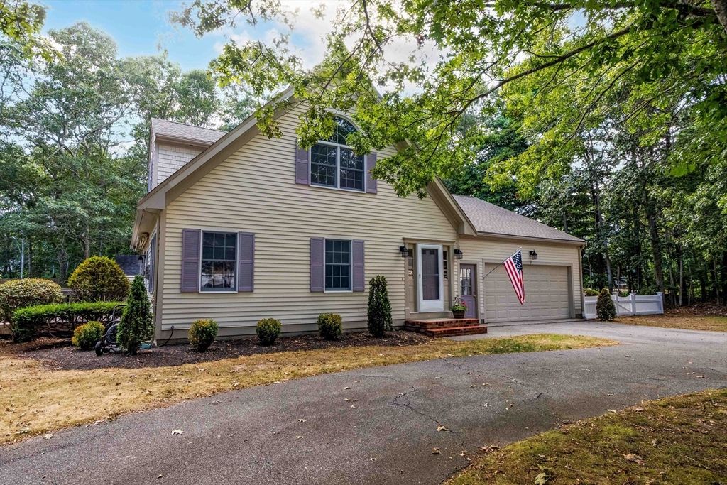 Attached, Exterior, Facade, Cape Cod