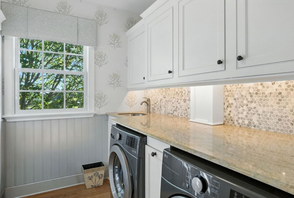 Interior, Washer, Wood Texture Flooring