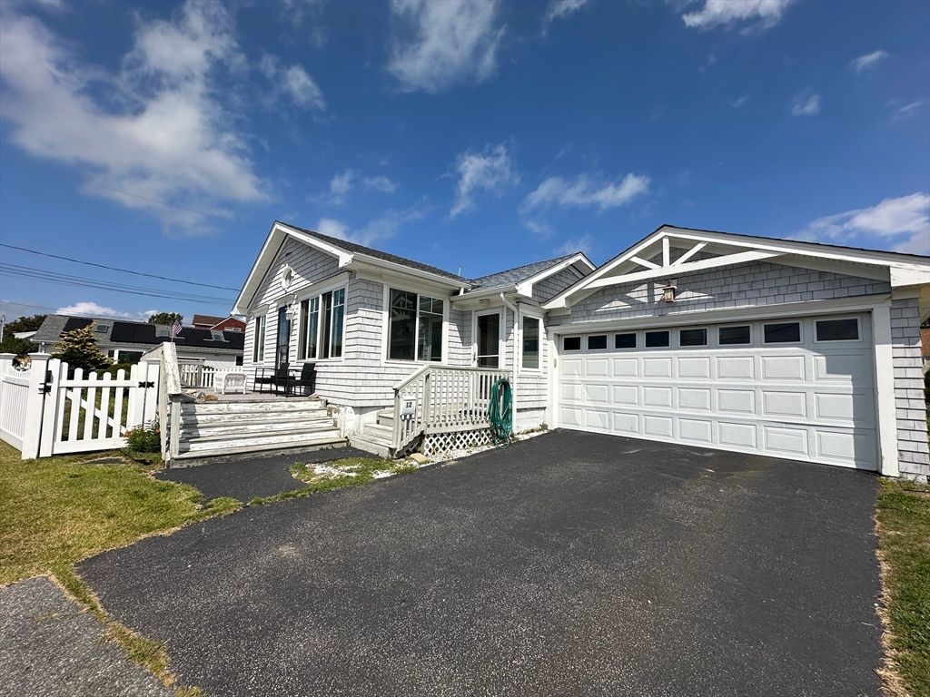 Attached, Exterior, Facade, American Craftsman