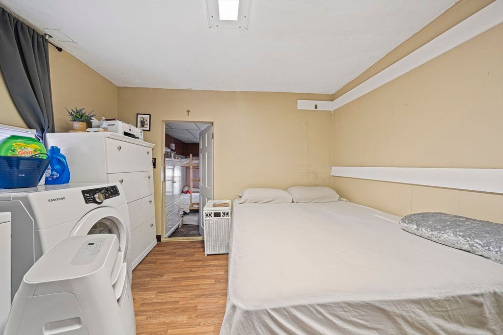 Bedroom, Interior, Washer, Wood Texture Flooring