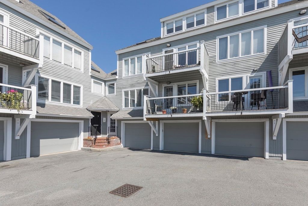 Attached, Exterior, Facade, Rowhouse