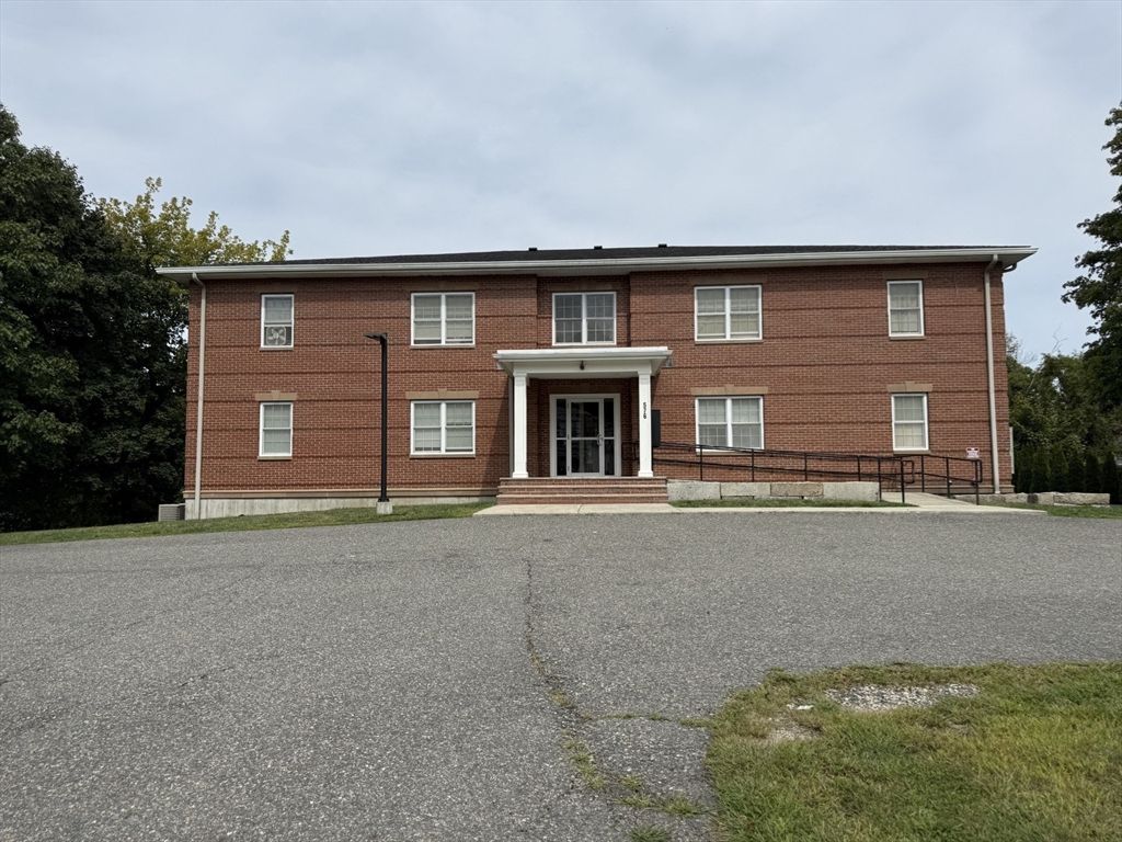 Exterior, Facade, Brick Facade, Georgian