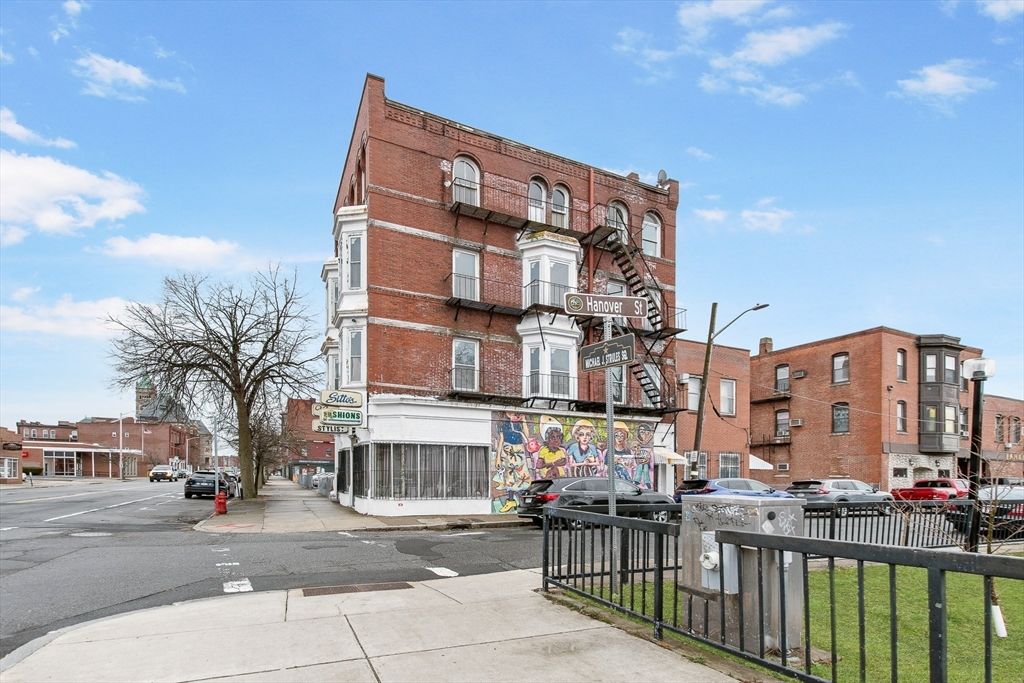 Exterior, Facade, Brick Facade, Rowhouse