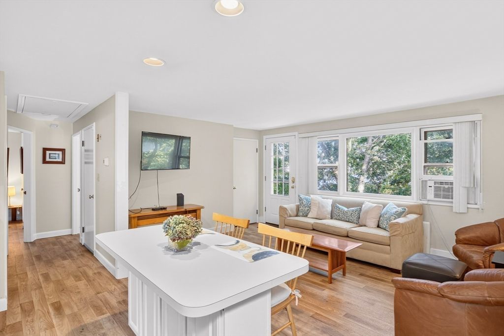 Dining room, Interior, Living room, Recessed Lighting, Wood Texture Flooring
