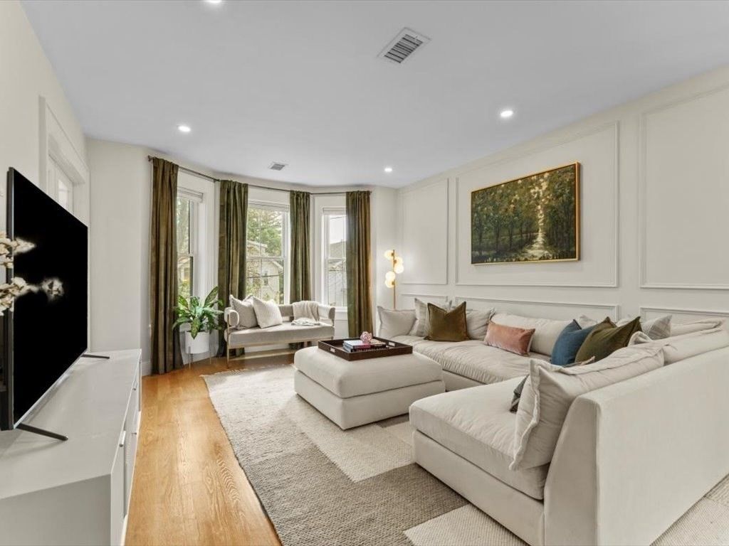 Interior, Living room, Recessed Lighting, Wood Texture Flooring