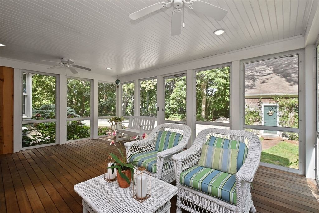 Interior, Recessed Lighting, Sun Room, Wood Texture Flooring