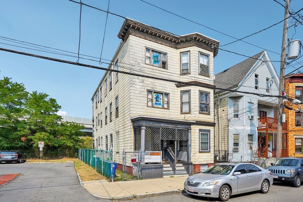 Exterior, Facade, Queen Anne Victorian