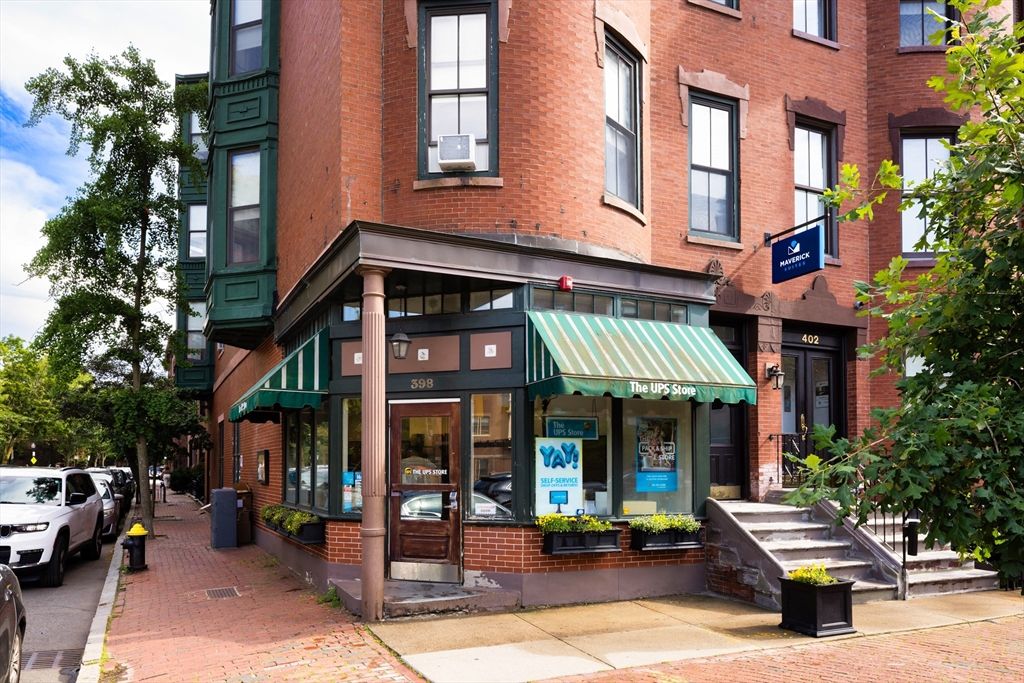 Exterior, Facade, Brick Facade, Rowhouse