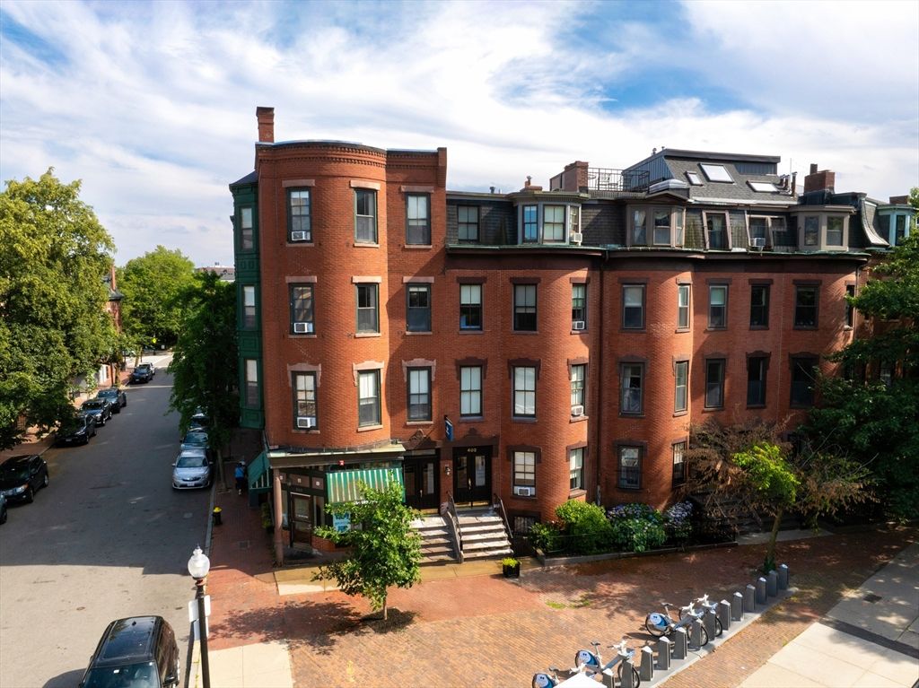 Exterior, Facade, Brick Facade, Rowhouse