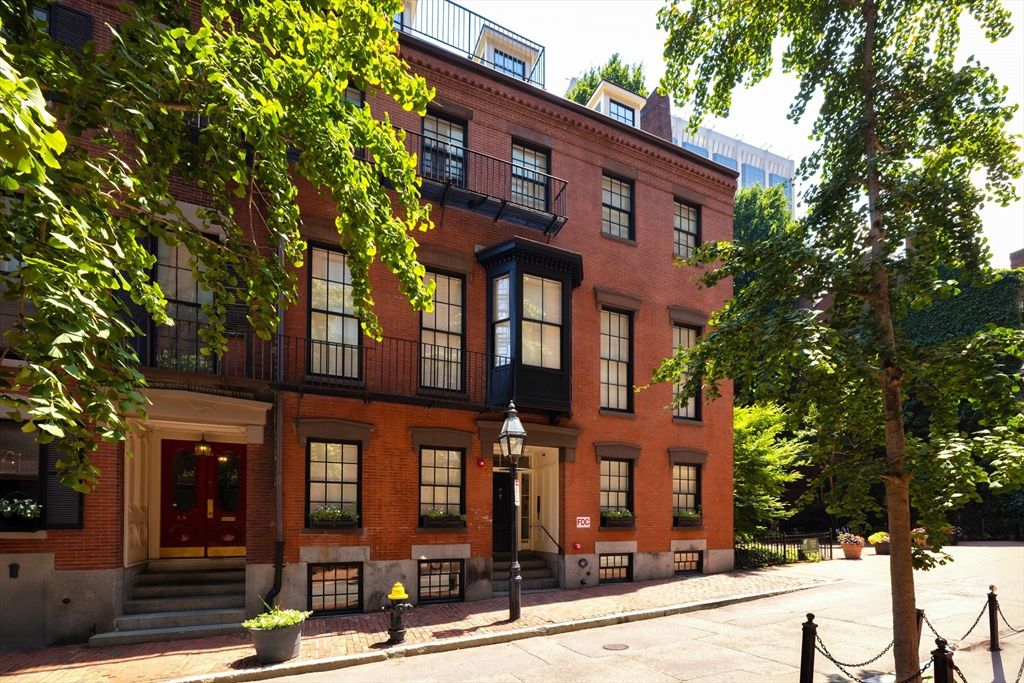 Exterior, Facade, Brick Facade, Rowhouse