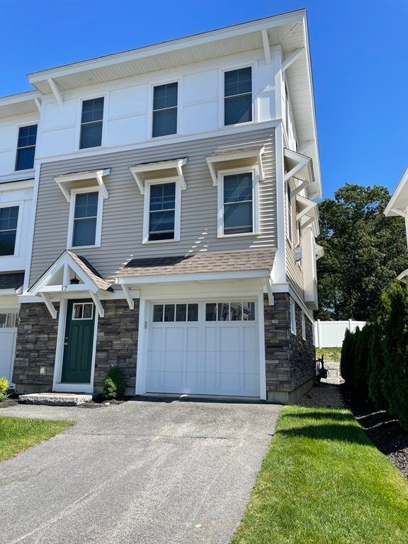 Attached, Exterior, Facade, Rowhouse