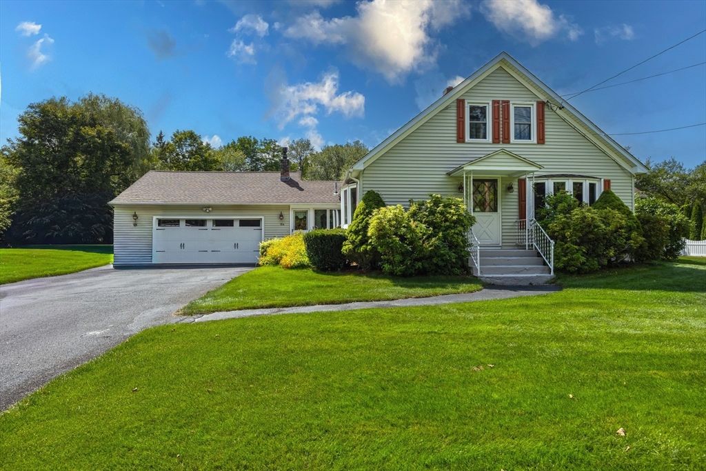 Attached, Exterior, Facade, Cape Cod