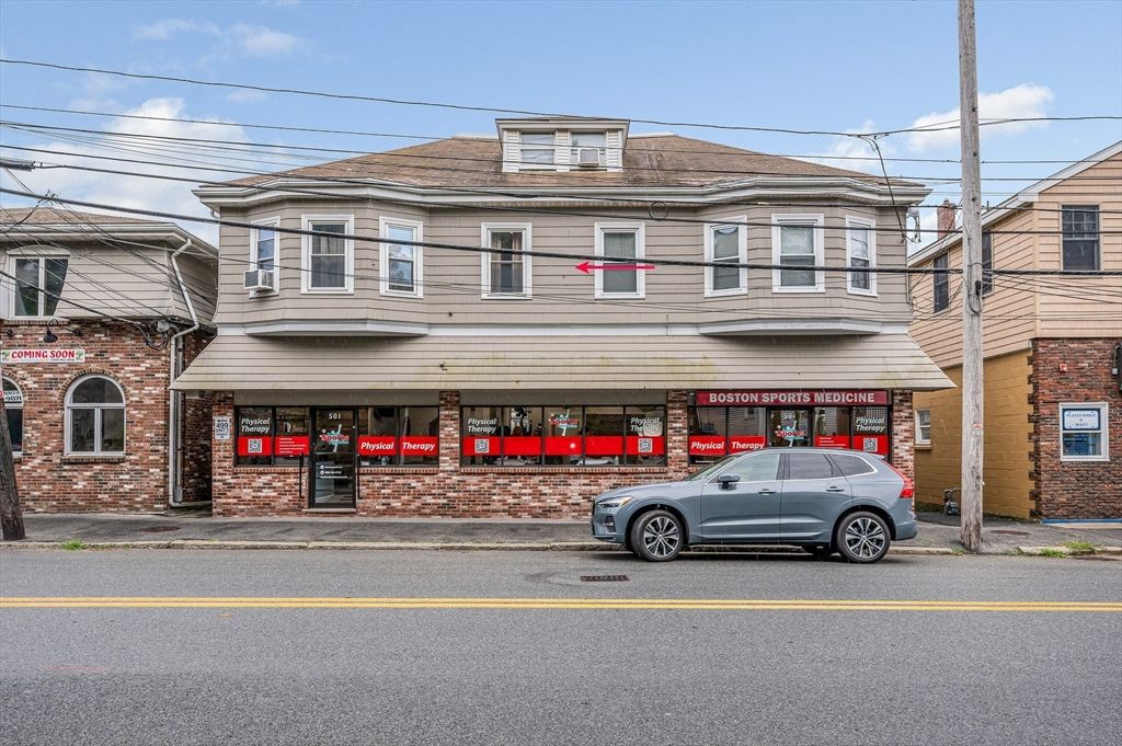 Exterior, Facade, Brick Facade, American Foursquare