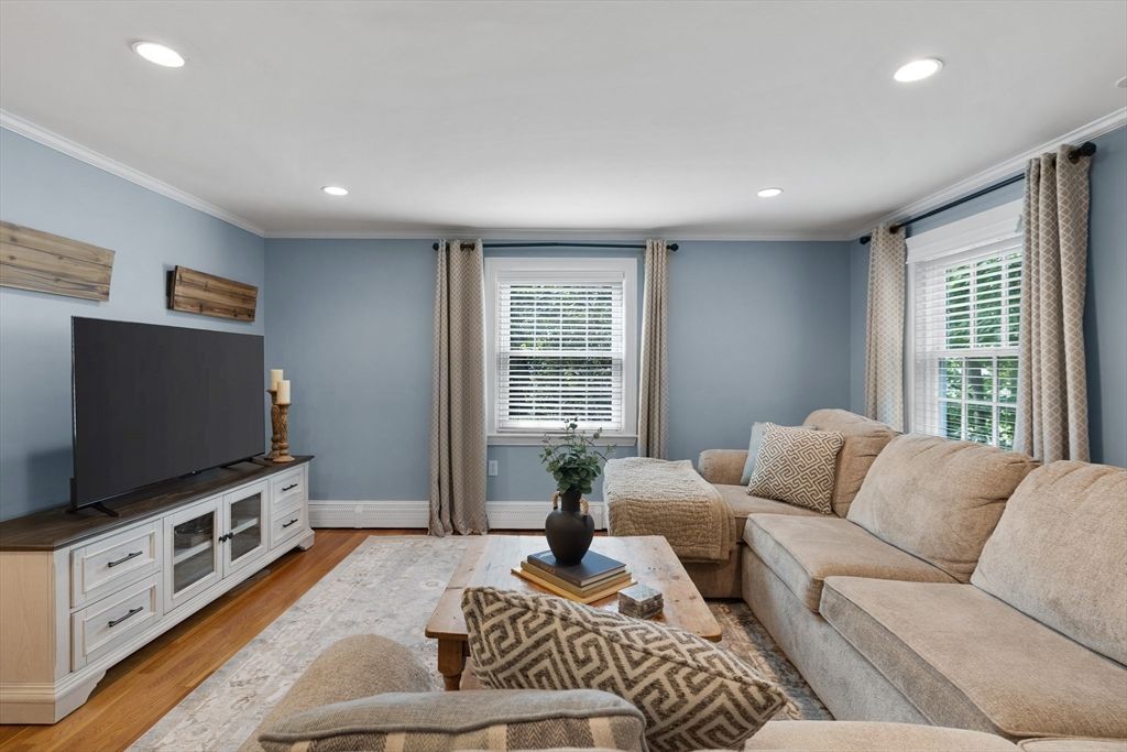 Interior, Living room, Recessed Lighting, Wood Texture Flooring
