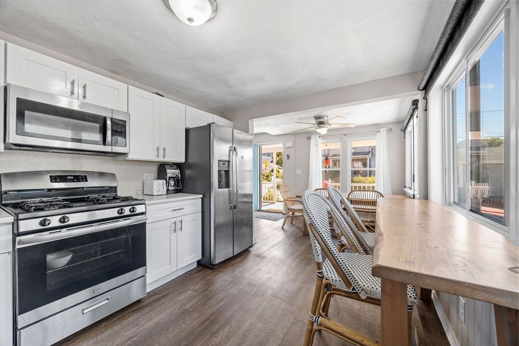 Dining room, Interior, Kitchen, Stainless Steel Appliances, Wood Texture Flooring