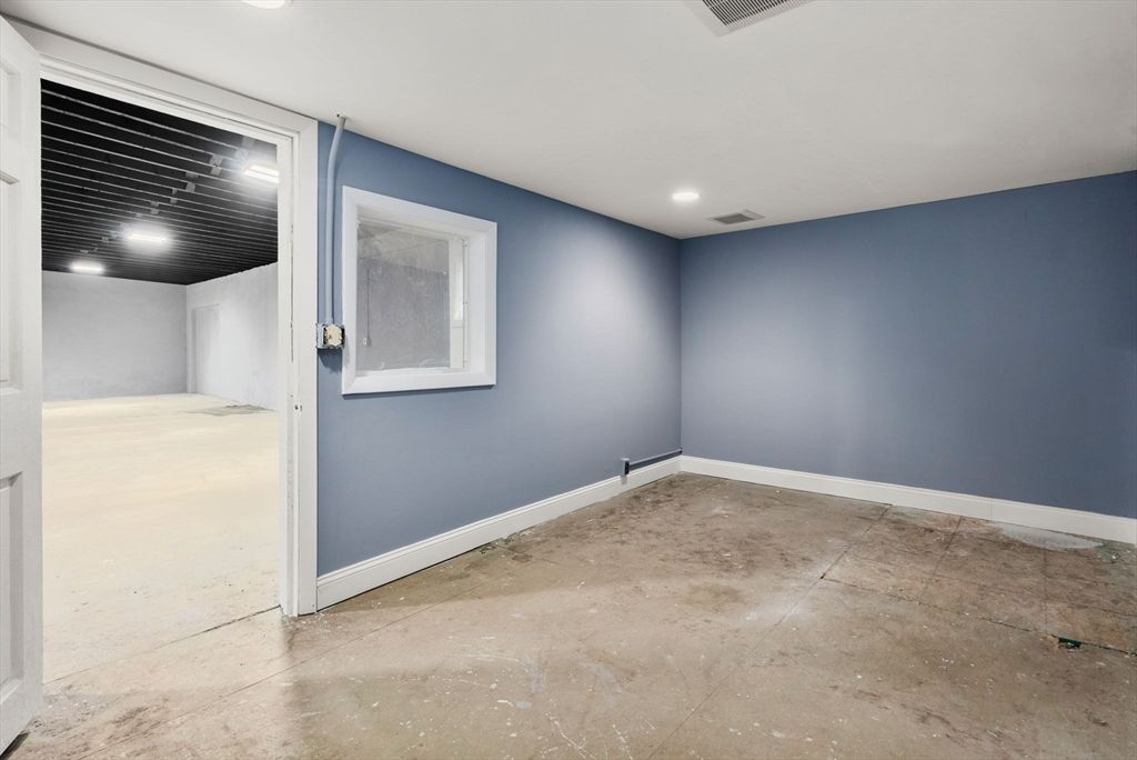 Empty room, Interior, Recessed Lighting