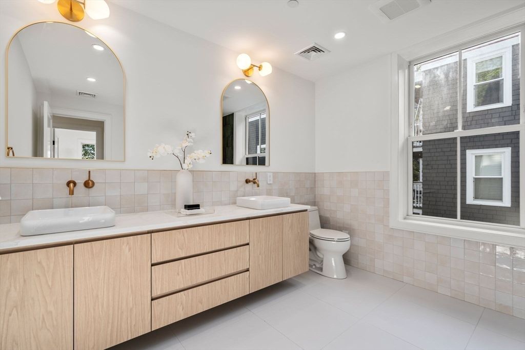 Bathroom, Dual Sink Vanities, Interior, Recessed Lighting