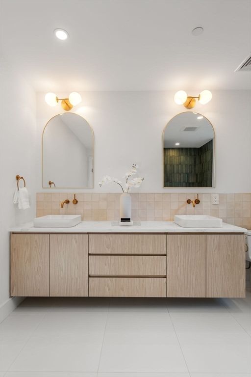 Bathroom, Dual Sink Vanities, Interior, Recessed Lighting