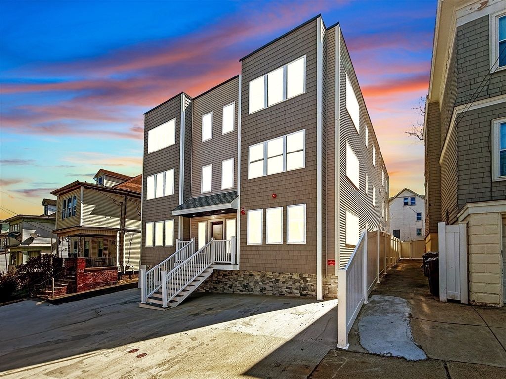 Exterior, Facade, Rowhouse