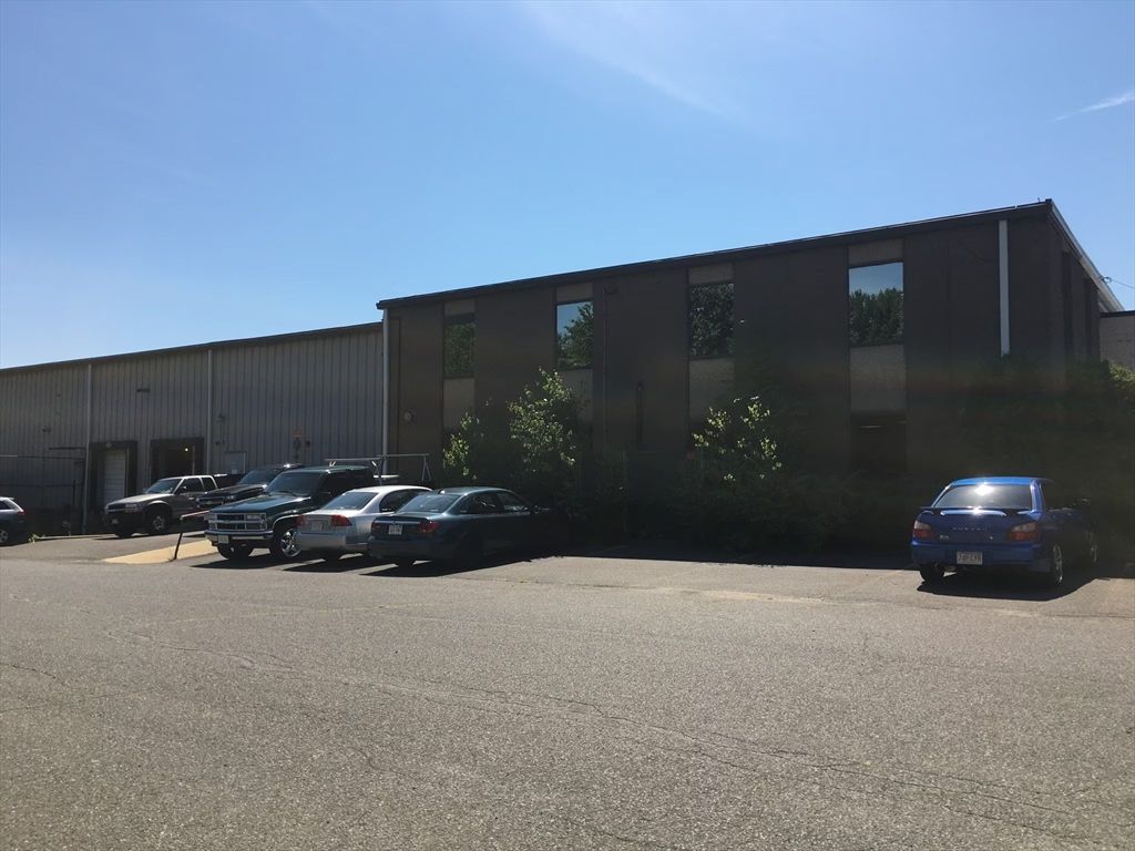 Exterior, Facade, Modern