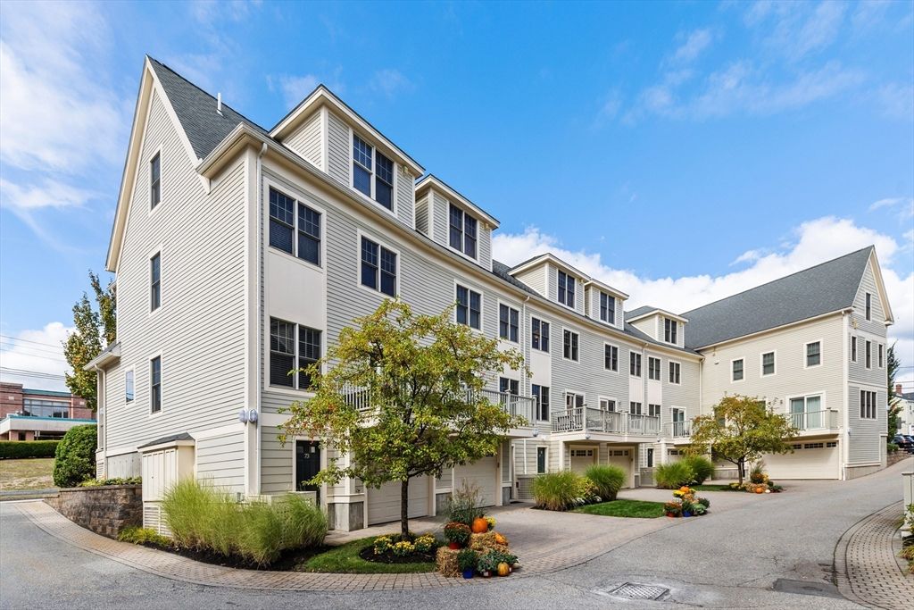 Attached, Exterior, Facade, Rowhouse