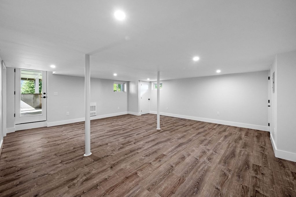 Empty room, Interior, Recessed Lighting, Wood Texture Flooring