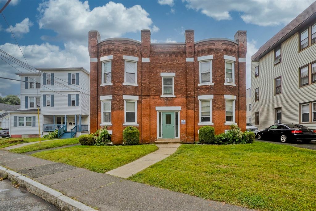 Exterior, Facade, Brick Facade, Rowhouse