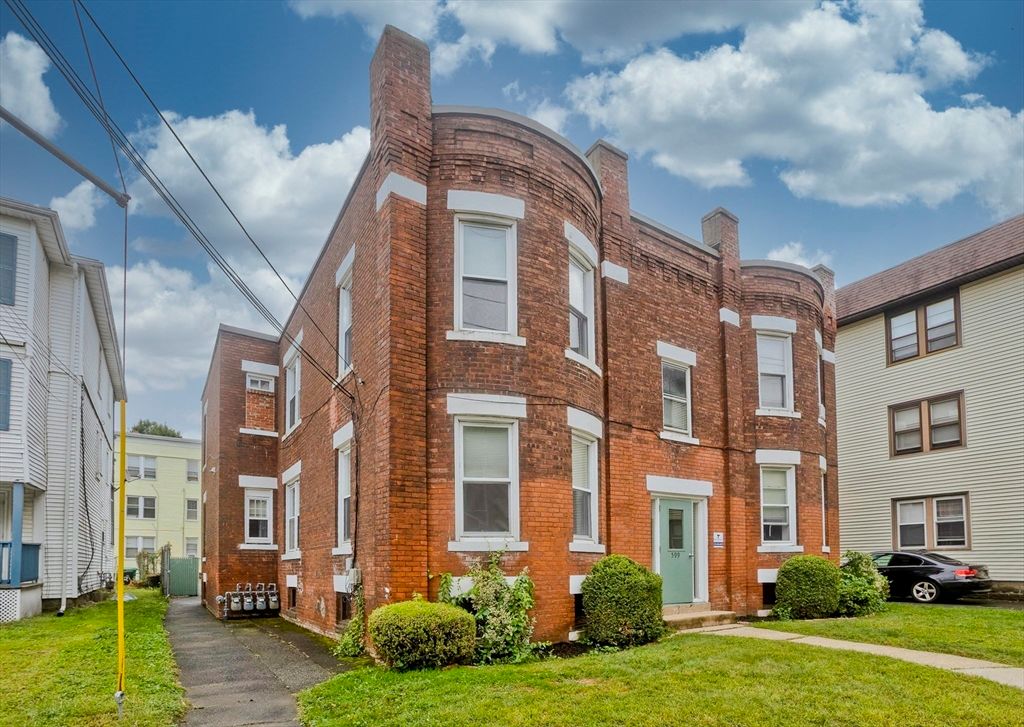 Exterior, Facade, Brick Facade, Rowhouse