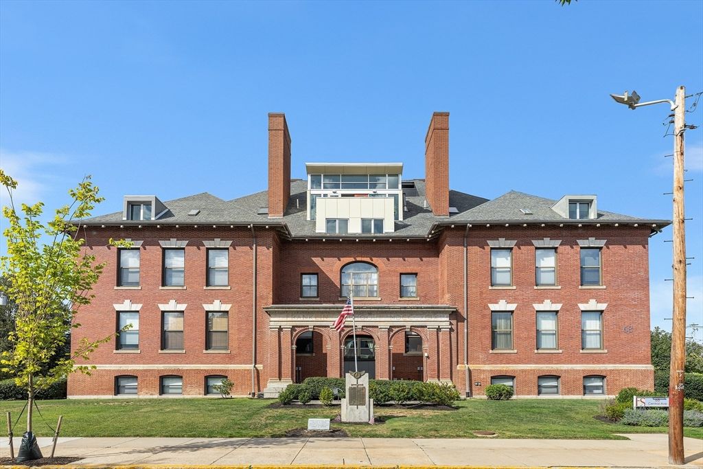 Exterior, Facade, Brick Facade, Georgian
