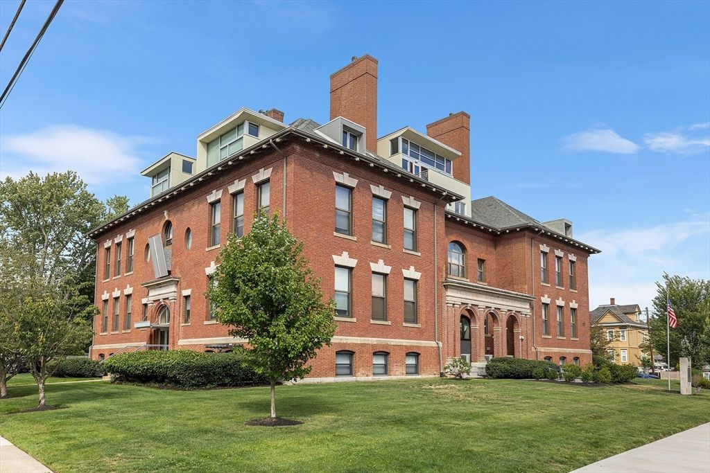Backyard, Exterior, Facade, Brick Facade, Georgian