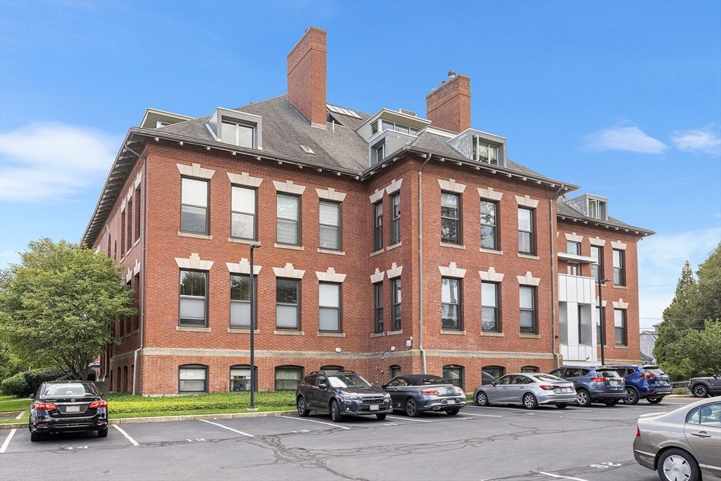 Exterior, Facade, Brick Facade, Georgian