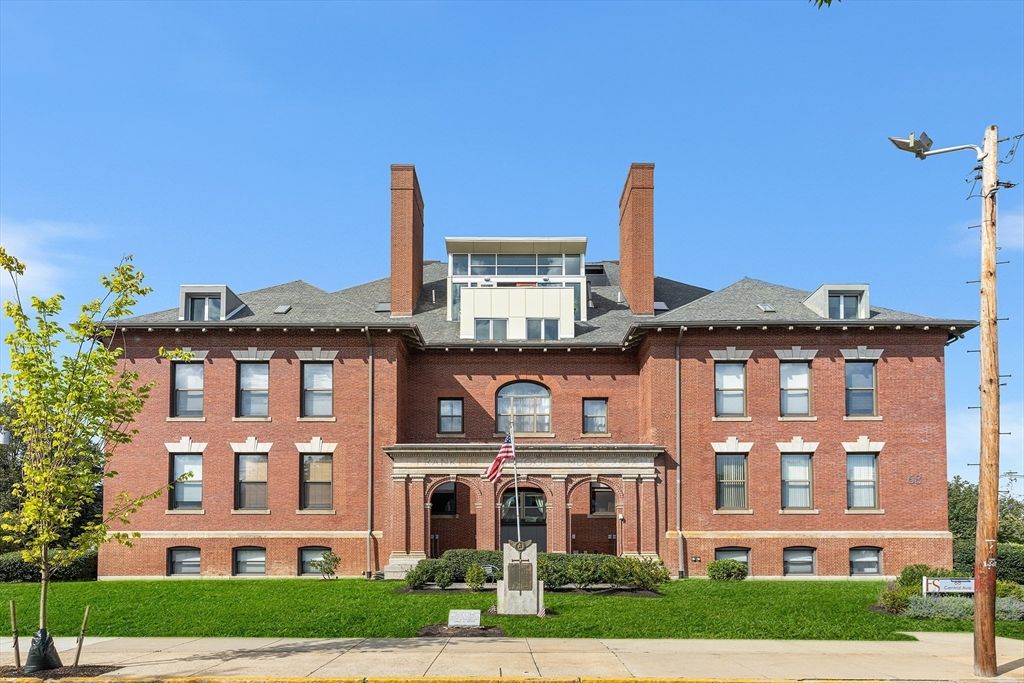 Exterior, Facade, Brick Facade, Georgian