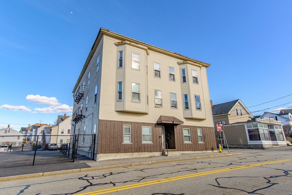 Exterior, Facade, Rowhouse