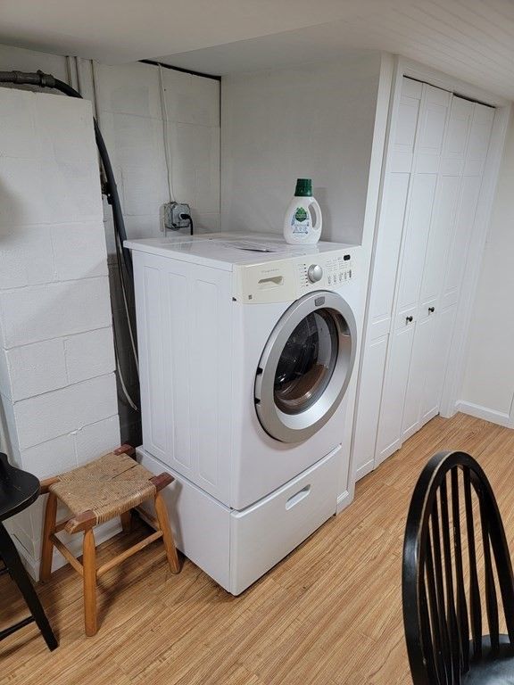 Interior, Washer, Wood Texture Flooring