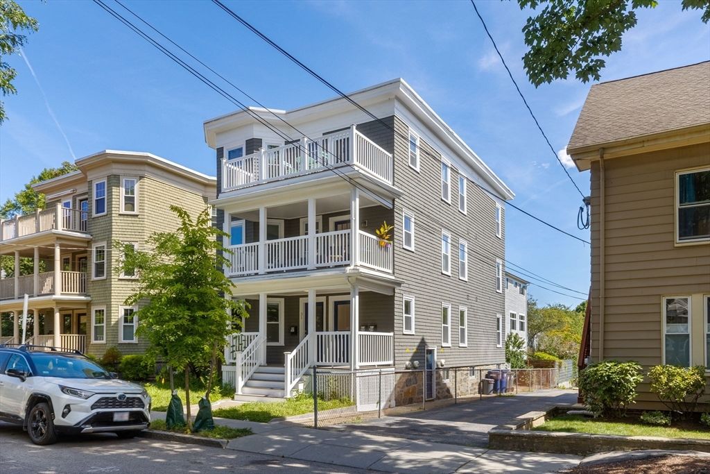 Exterior, Facade, Rowhouse
