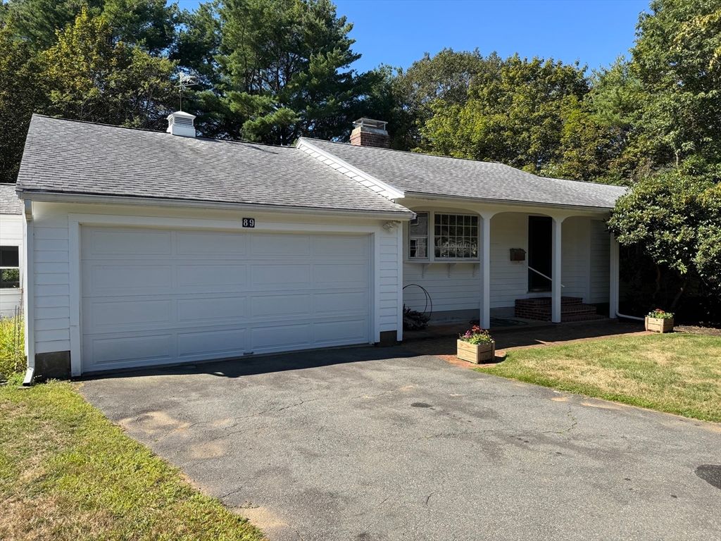 Attached, Exterior, Facade, Ranch
