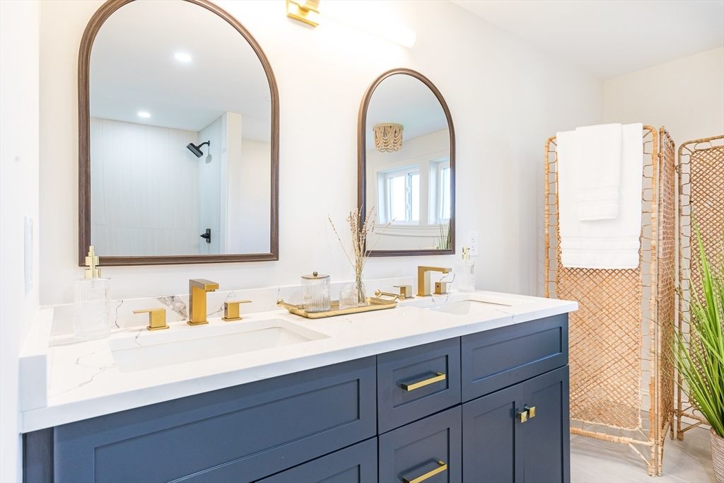 Bathroom, Dual Sink Vanities, Interior, Recessed Lighting