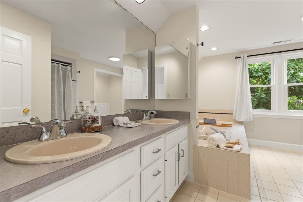 Bathroom, Dual Sink Vanities, Interior, Recessed Lighting