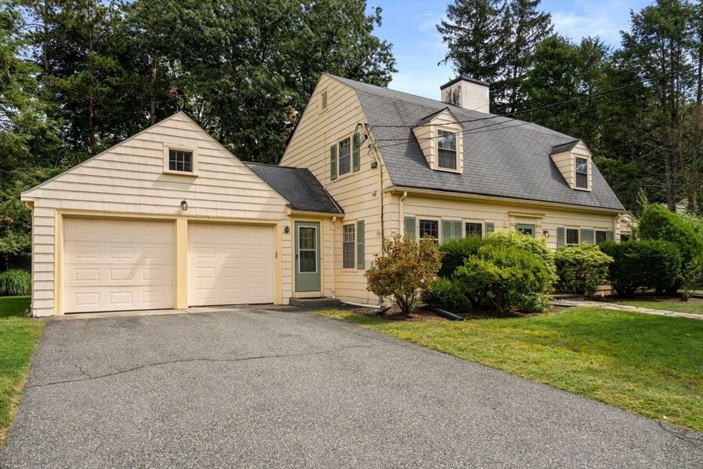 Attached, Exterior, Facade, Cape Cod