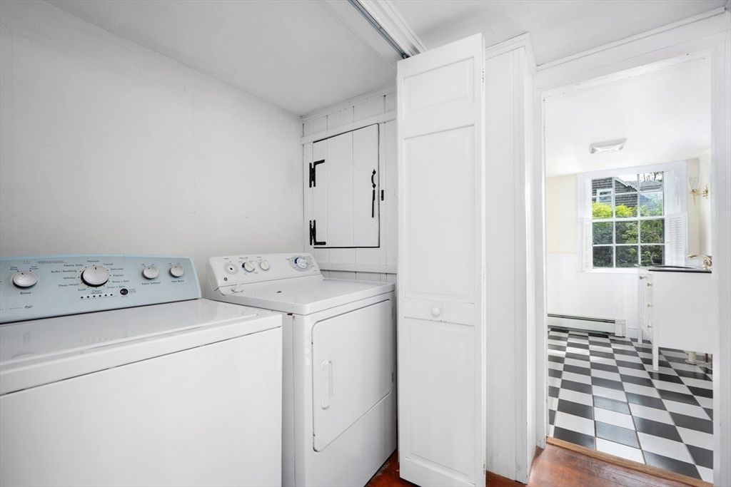 Interior, Utility Closets, Washer, Wood Texture Flooring