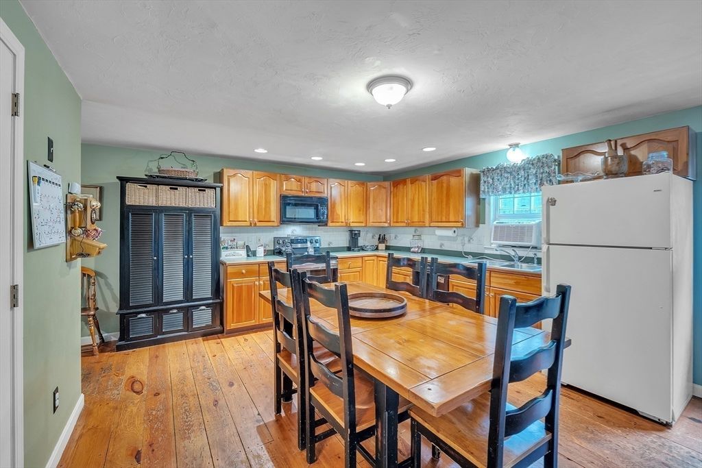 Dining room, Interior, Kitchen, Recessed Lighting, Wood Texture Flooring