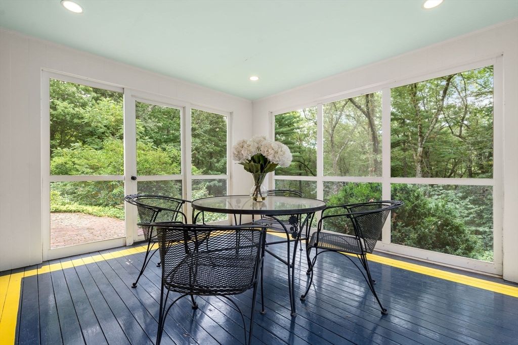 Interior, Recessed Lighting, Sun Room, Wood Texture Flooring