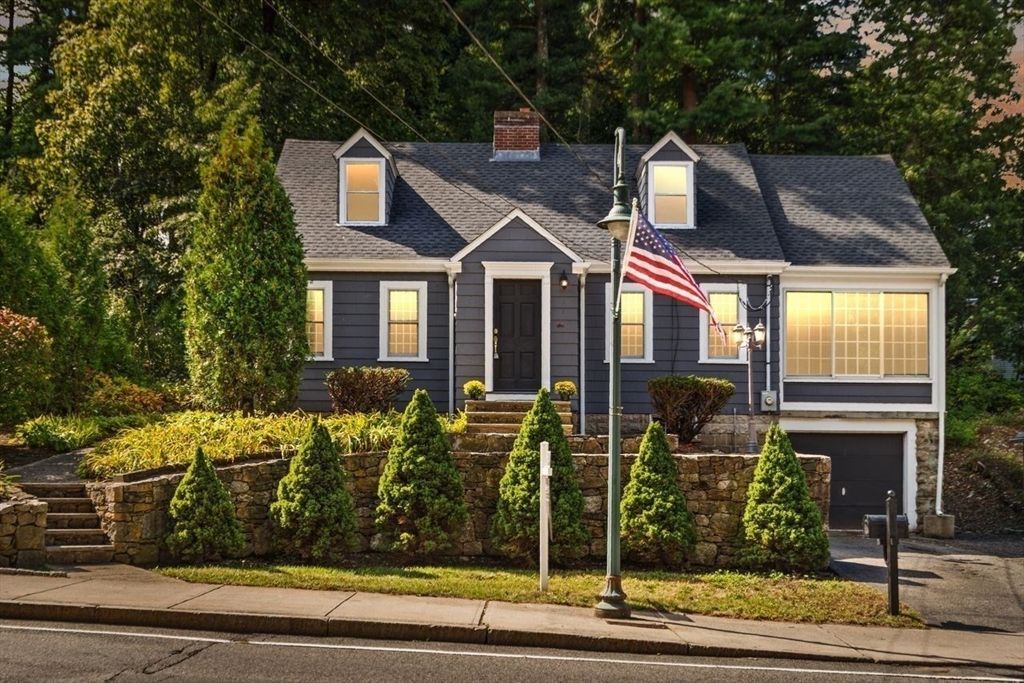 Attached, Exterior, Facade, Cape Cod