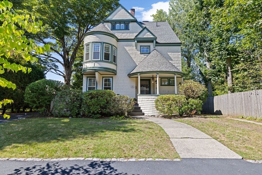 Exterior, Facade, Queen Anne Victorian
