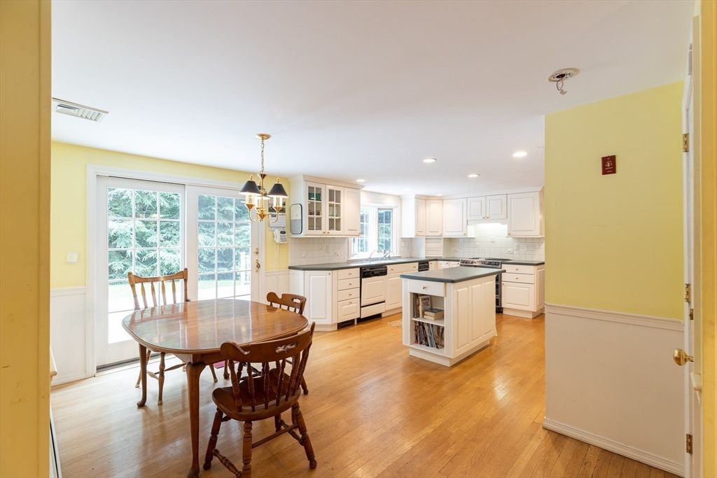 Dining room, Interior, Kitchen, Pendant Lights, Recessed Lighting, Wood Texture Flooring
