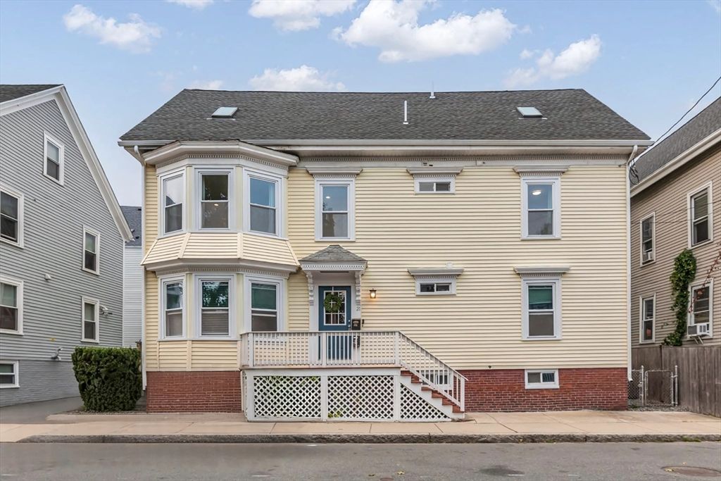 Exterior, Facade, Brick Facade, Rowhouse
