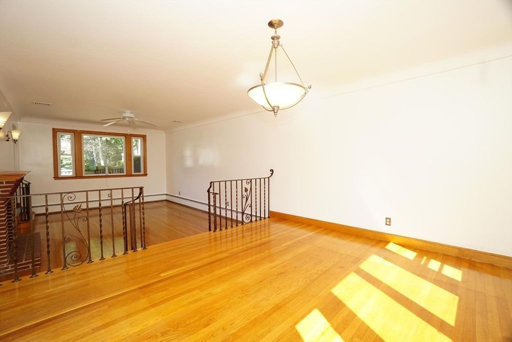 Interior, Pendant Lights, Wood Texture Flooring