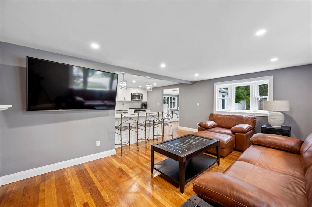 Interior, Kitchen, Living room, Pendant Lights, Recessed Lighting, Wood Texture Flooring